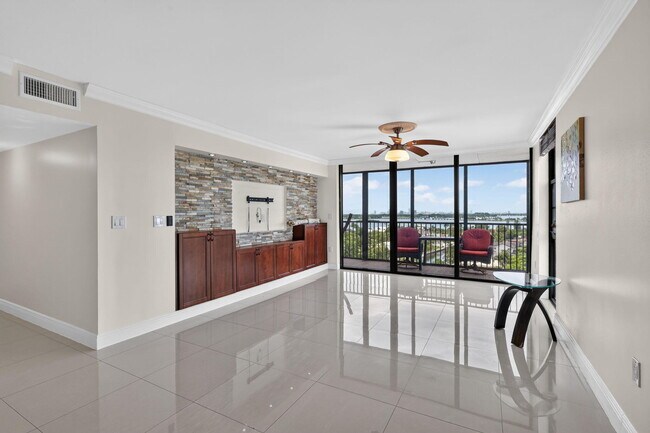 Foto del edificio - 2500 NE 135th St