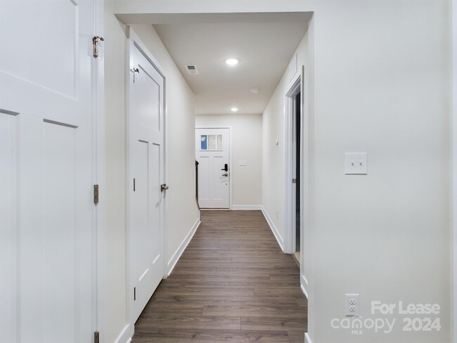 Building Photo - 9765 Oaklawn Blvd NW