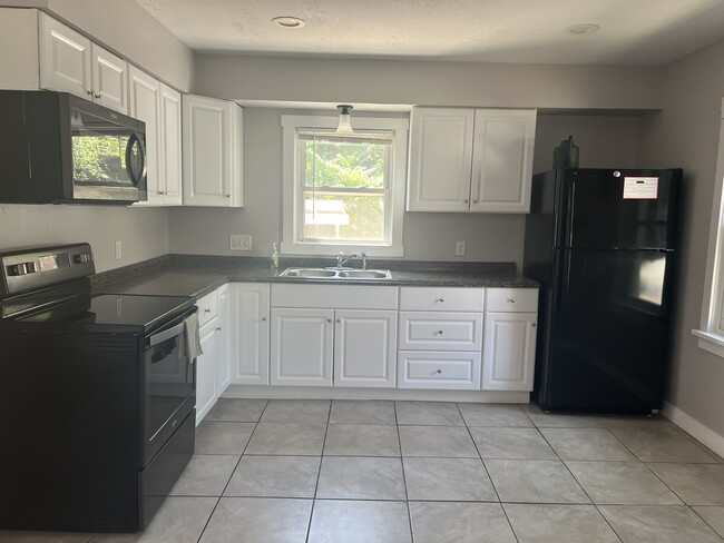 Kitchen - 346 E Utopia Ave