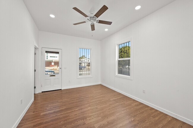 Foto del edificio - 2653 Newton Ave