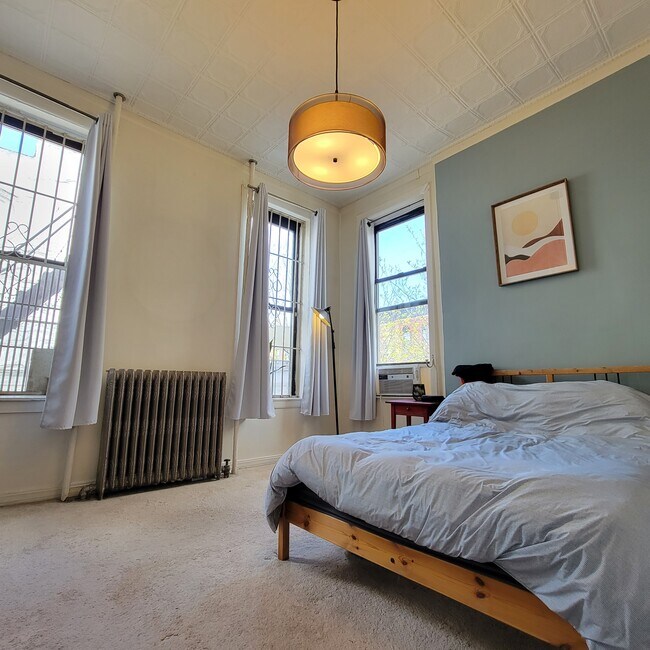 Building Photo - Spacious 2 bedroom with old charm