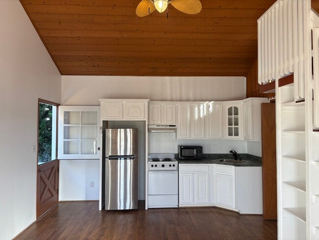 Building Photo - 853 27th St