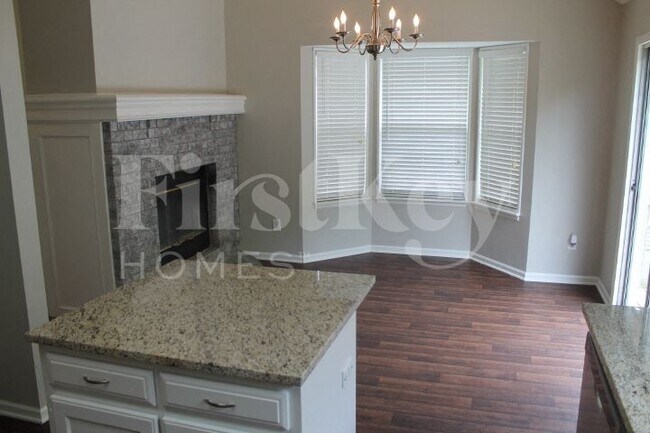 Foto del edificio - 619 N Crest Dr