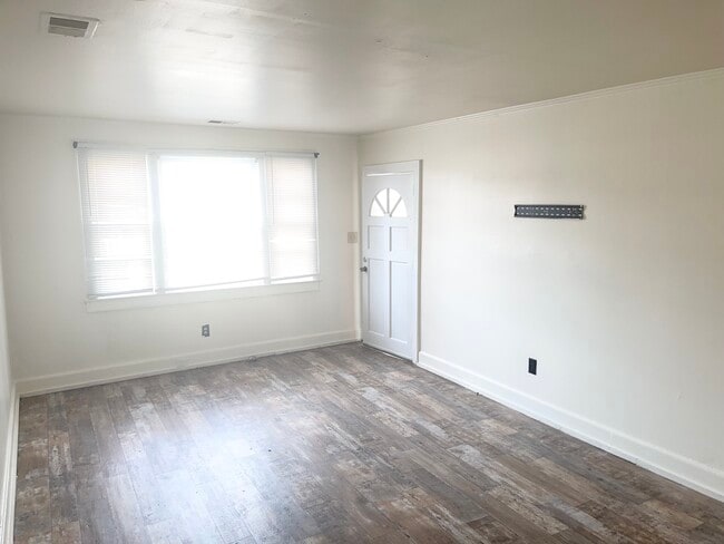 Family room - 732 Bennett St