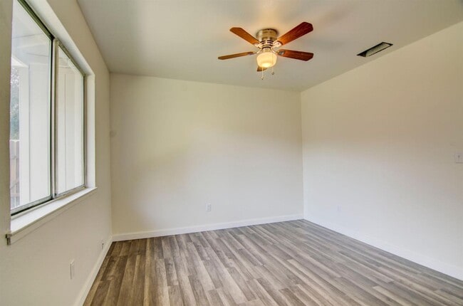 Foto del edificio - 3 Bedroom 2 bathroom Duplex in Sacramento