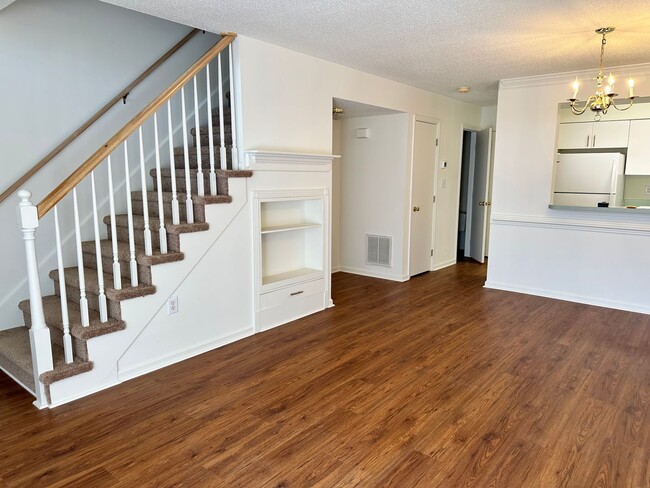 Building Photo - Condo in La Fontaine Available!