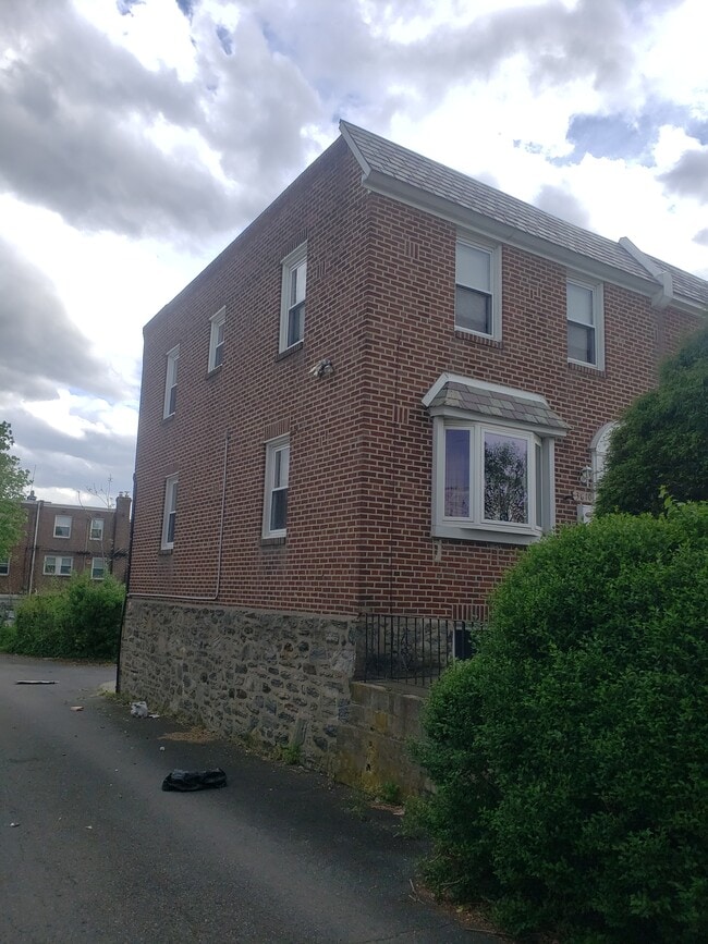 Building Photo - 3810 Plumstead Ave
