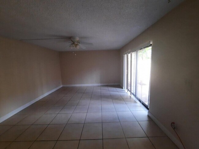 Foto del edificio - 1440 N Lawnwood Cir