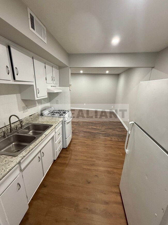Building Photo - 208 Lakeshore Dr