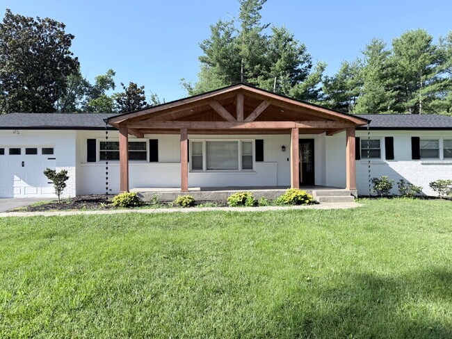 Foto del edificio - Updated 3BR Home in Beaver Lake | Fenced Yard, Garage, Covered Porch & Outdoor Fireplace | Pet Fr...