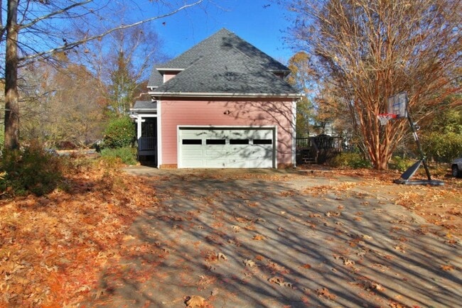 Building Photo - Spectacular & Spacious 4 Bedroom, 3 Bathroom Home in Durham with 1st Floor Bedroom!
