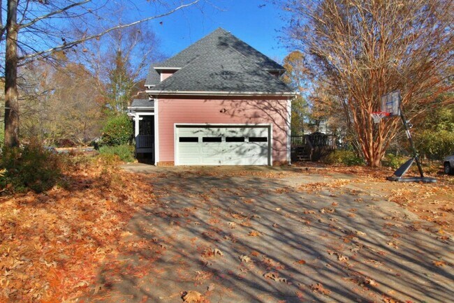 Foto del edificio - Spectacular & Spacious 4 Bedroom, 3 Bathroom Home in Durham with 1st Floor Bedroom!