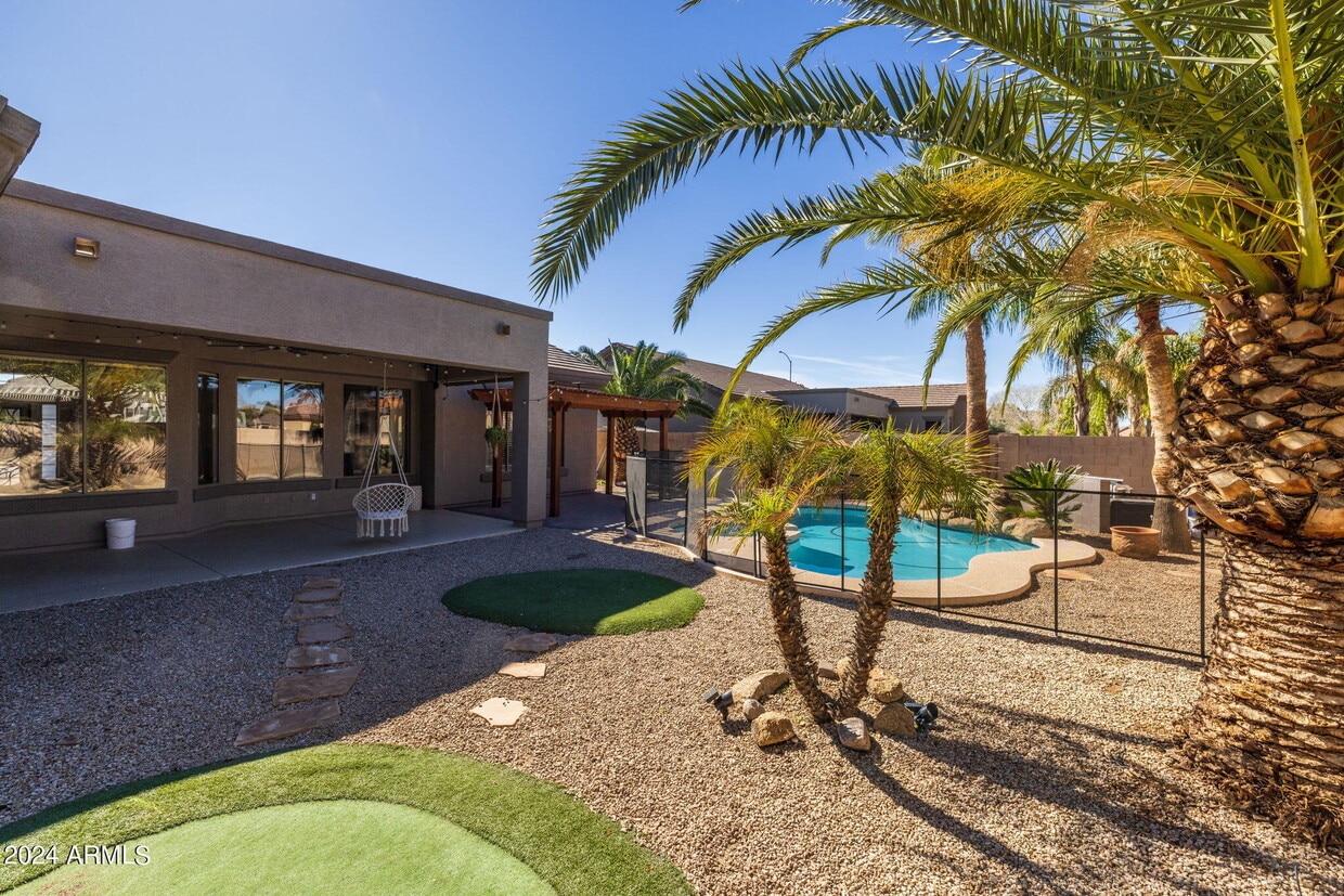 Primary Photo - 10440 E Medina Ave