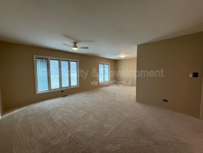 Building Photo - 810 W Lakeside Plaza