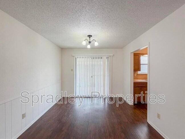 Building Photo - 1714 Iris Cir