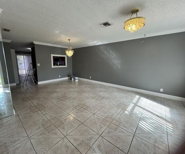 Foto del edificio - 7347 Pinedale Dr