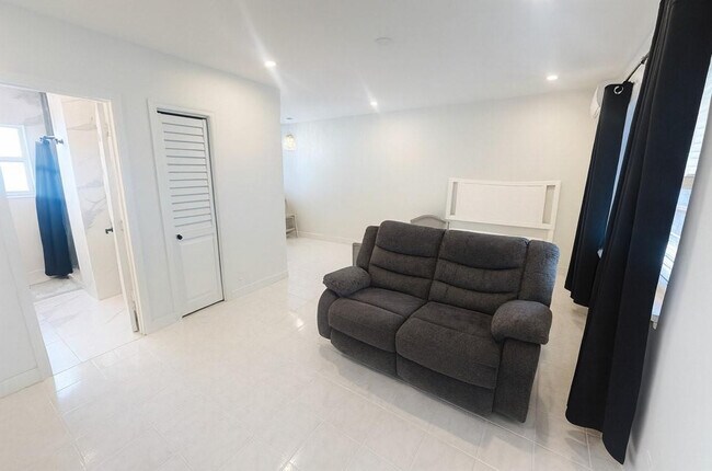 Building Photo - 1941 Washington St