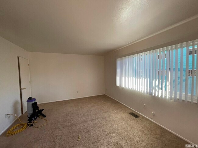 Building Photo - 2735 Lakeside Dr