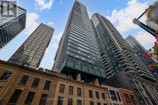 Photo du bâtiment - 327 King St W