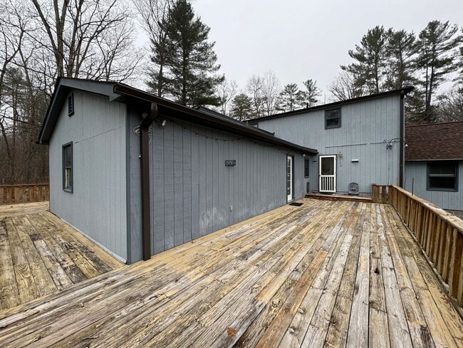 Building Photo - Picturesque country home
