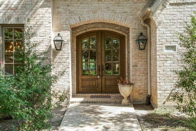 Foto del edificio - 6719 Park Ln