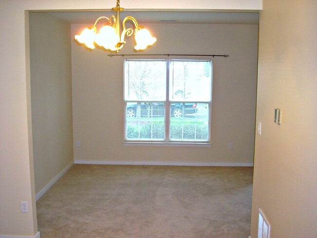 Foto del edificio - 3 BR / 1.5 BA Townhouse near Virginia Cent...