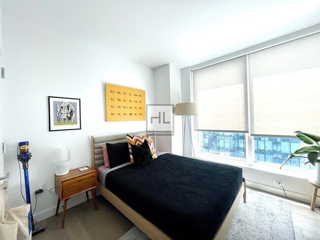 Building Photo - Gorgeous 2 Bed 2 Bath + W/D | Kent Avenue,...
