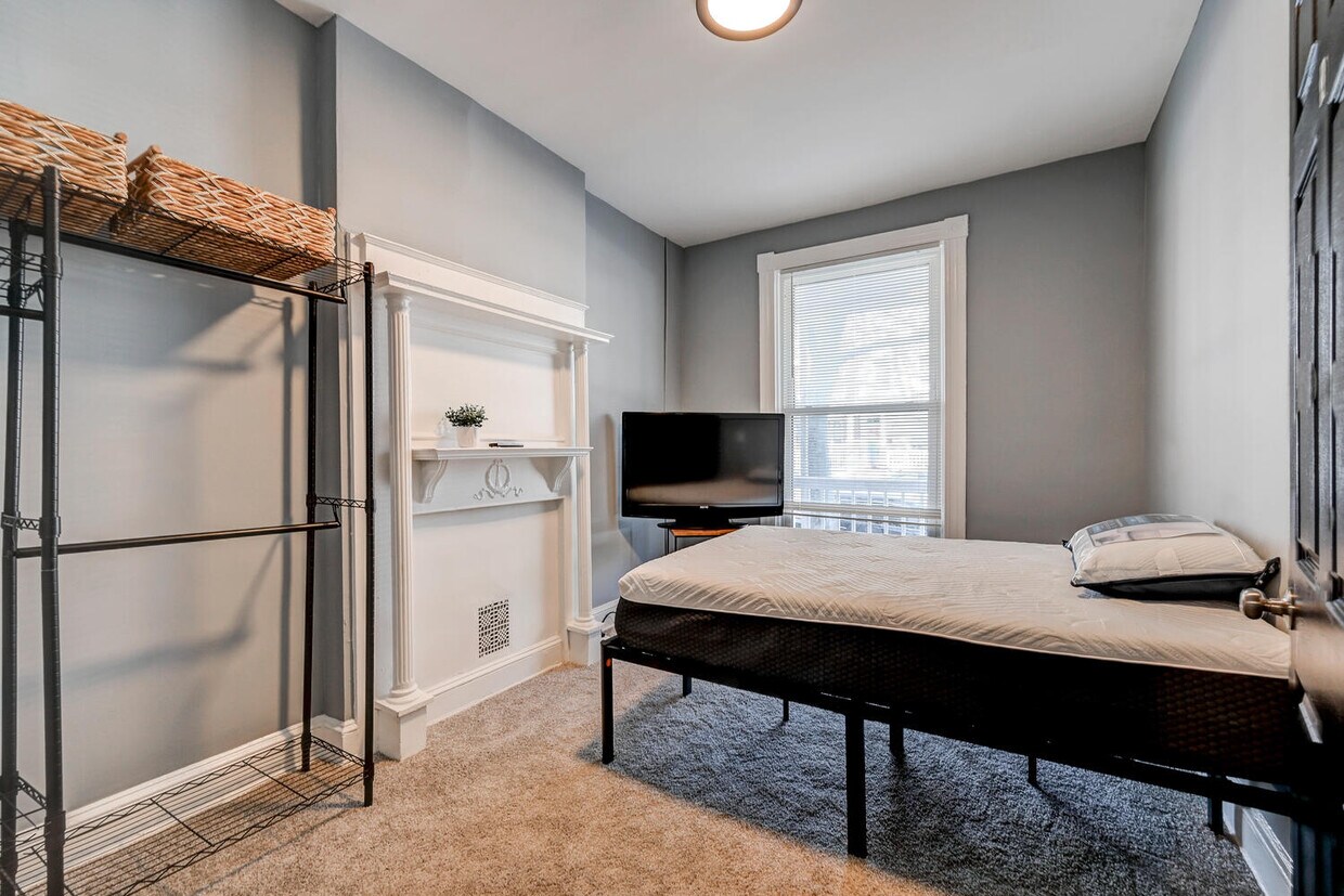 Available room - 307 Whitridge Ave (Baltimore, MD)