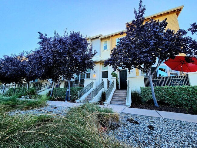 Foto del edificio - Stately 3 bedroom 2.5 bath townhouse in Re...