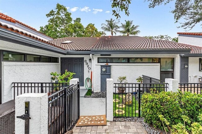 Building Photo - 8920 Jacaranda Ln