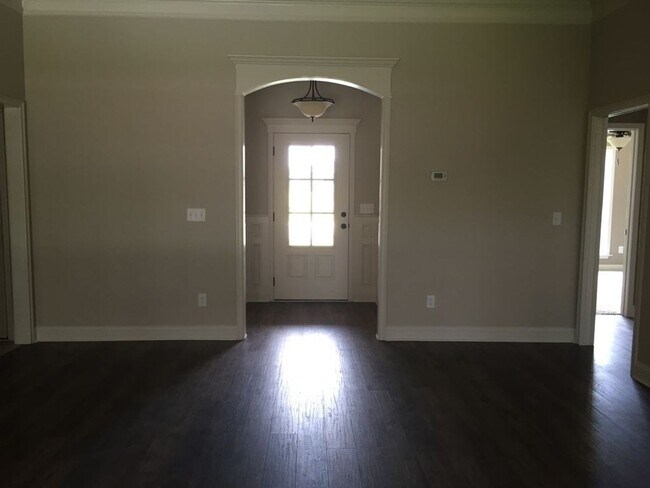 Building Photo - Elegant Comfort and Spacious Living: Your ...
