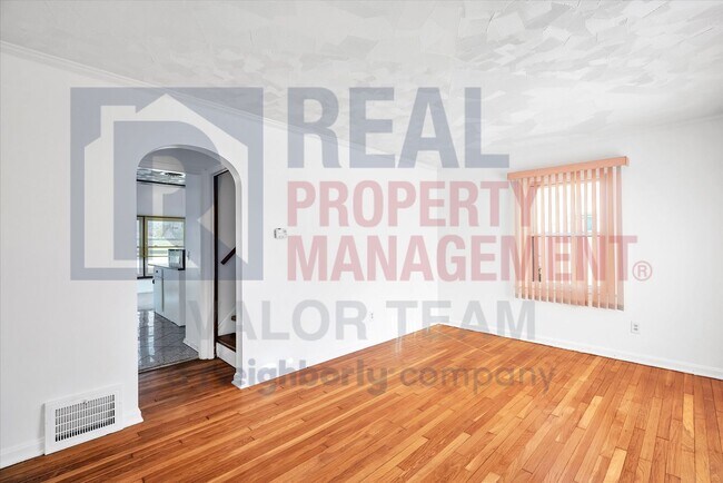 Foto del edificio - Renovated 5bd/2bth Colonial in N Olmsted