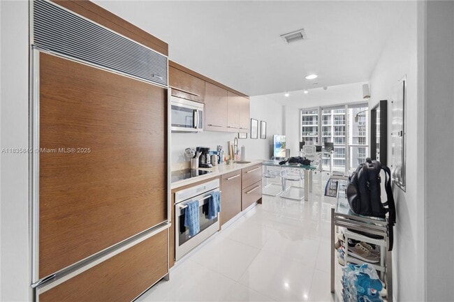 Building Photo - 495 Brickell Ave