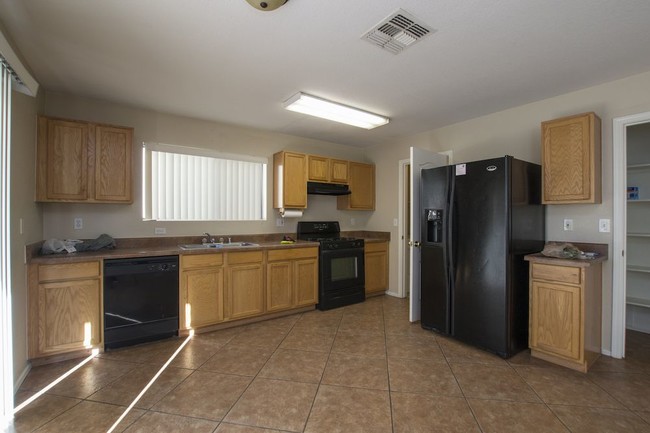 Building Photo - 651 E Banelli Pl