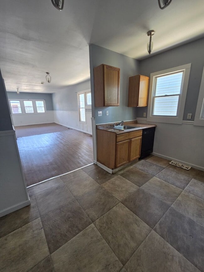 Building Photo - Lower two-bedroom unit east side