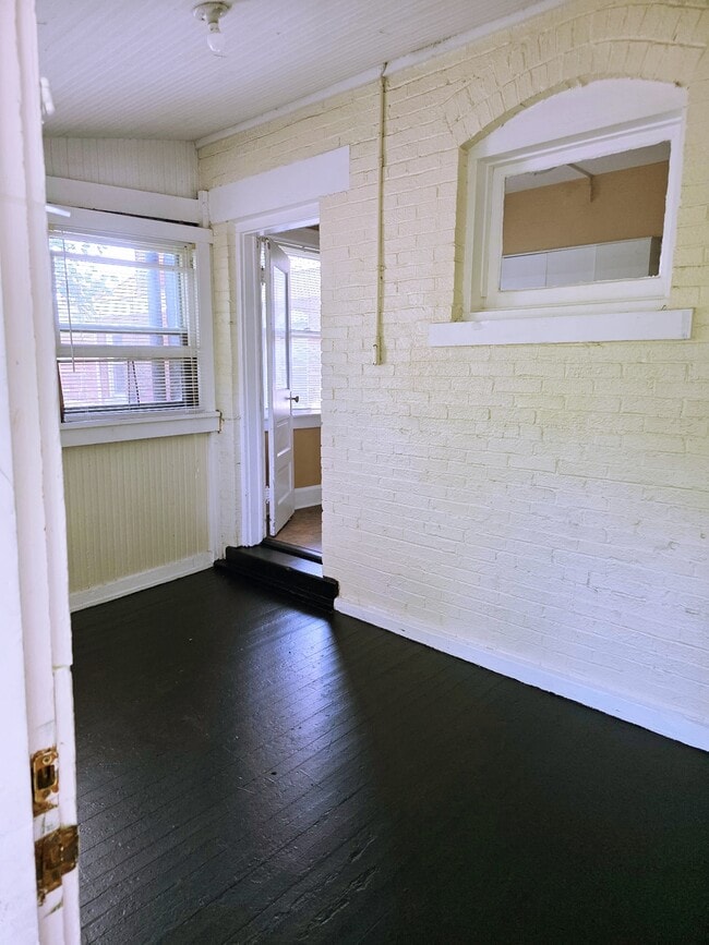 Back Entry - 352 1/2 E 20th Ave