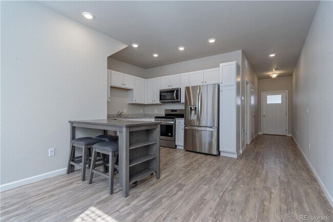 Building Photo - Beautiful Townhome in Lakewood