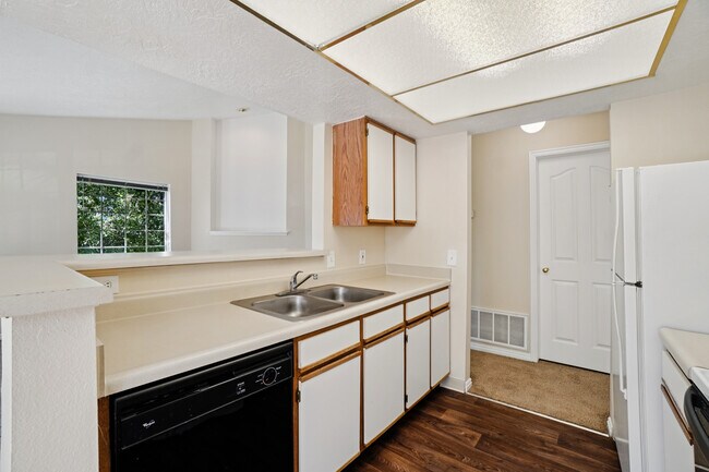 Kitchen - Sterling Pointe Apartments