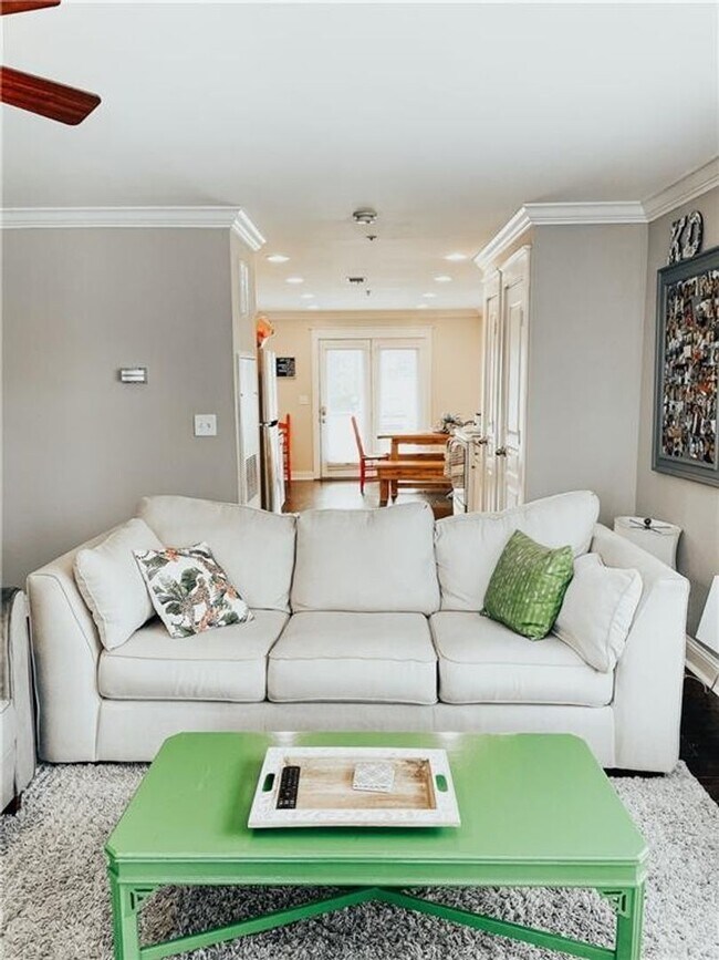 Building Photo - 410