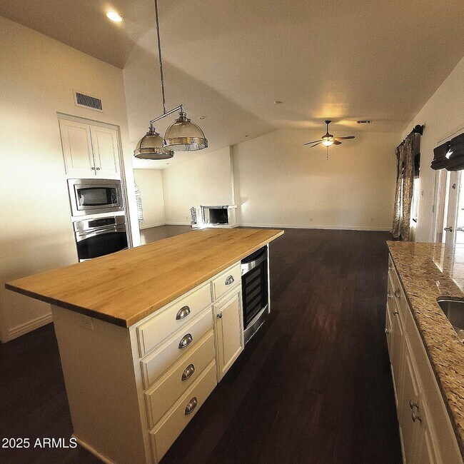 Foto del edificio - 8329 E San Simon Dr