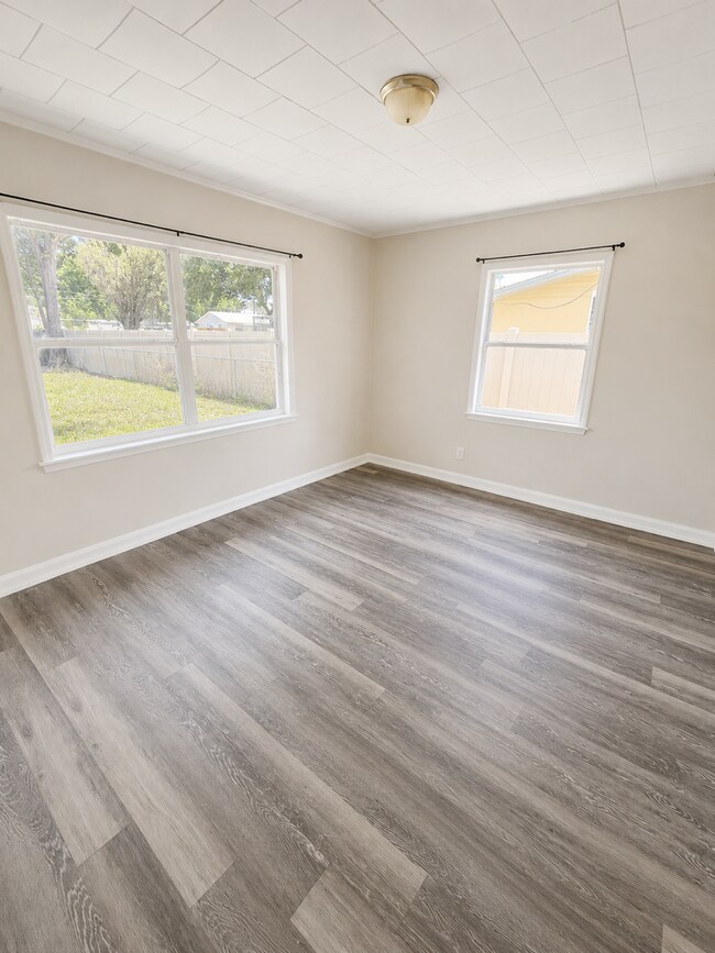 Building Photo - Tons of Living Space in this 3BR/1BA Zephyrhills Block Home with Large Fenced Yard!
