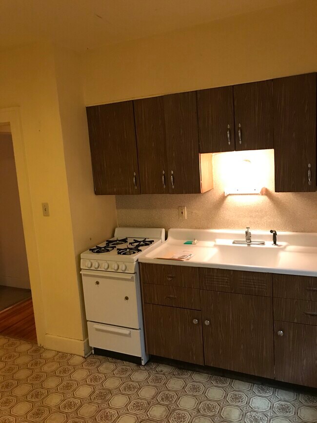 Kitchen - 1259 Glenwood Blvd