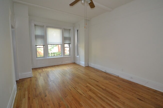 Building Photo - Lincoln Park / DePaul - 2 Bed / 1 Bath - I...