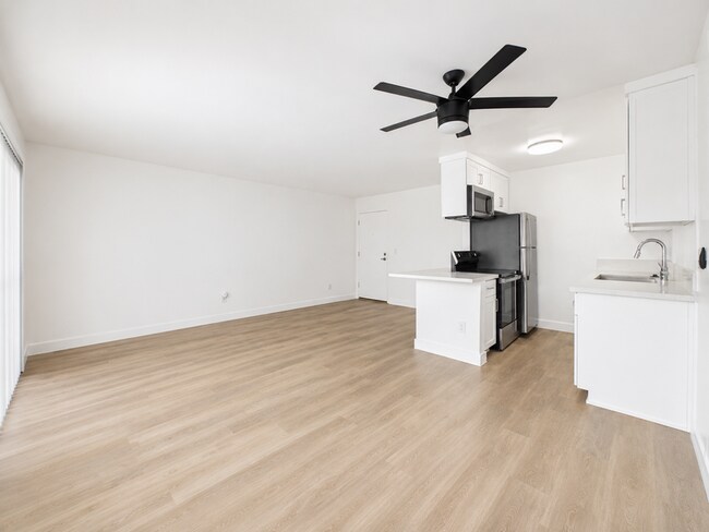 Building Photo - 7722 Reseda Blvd