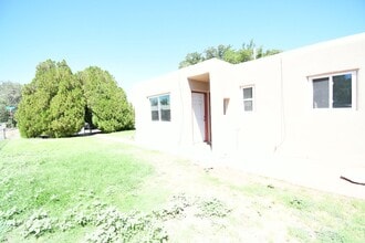 Building Photo - 2404 Alvarado Dr NE