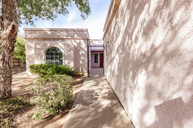 Building Photo - Beautiful and Spacious 3BR 2BA Home w/ Courtyard • Fenced Yard • Cul-de-sac in Tucson