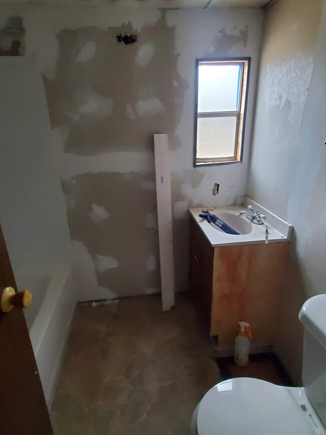 Building Photo - 415 Diamond Ln