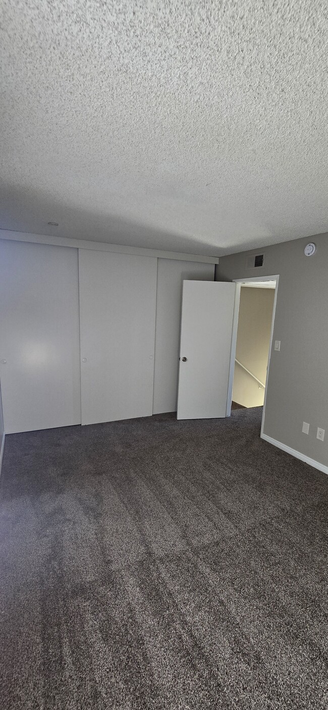 Building Photo - Townhouse Apartments