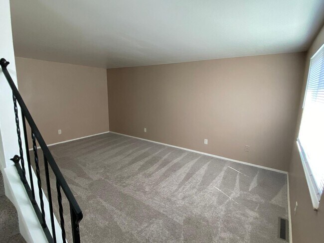 Foto del edificio - Large 2 Bedroom Townhouse with Basement