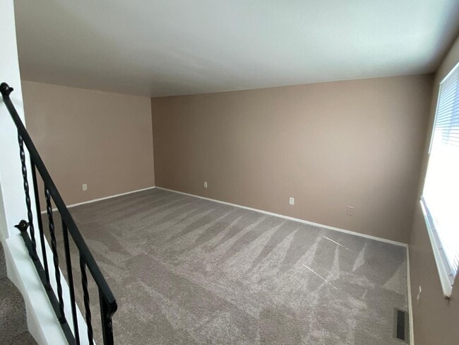 Building Photo - Large 2 Bedroom Townhouse with Basement